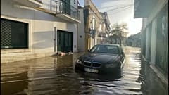 Überflutetes Fahrzeug in einer Straße von Alcácer do Sal