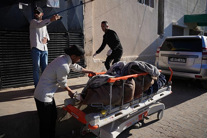 قتيلان جراء غارة للجيش الإسرائيلي على مخيم خيام في دير البلح وسط قطاع غزة، في 4 فبراير 2026.