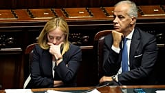 La premier Meloni e il ministro dell'Interno Piantedosi in uno dei primi confronti in Parlamento sulla sicurezza poco dopo l'entrata in carica del governo nell'ottobre 2022