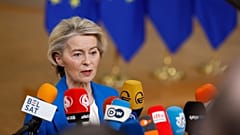 Die Präsidentin der Europäischen Kommission Ursula von der Leyen spricht mit den Medien bei ihrer Ankunft zum EU-Gipfel in Brüssel, 18. Dezember 2025.