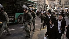 تحاول الشرطة تفريق مجموعة من الرجال اليهود المتشددين الذين أغلقوا شارعاً خلال احتجاج ضد التجنيد الإجباري، في القدس، الأربعاء 22 أكتوبر/تشرين الأول 2025. (صورة من وكالة أسوشييت