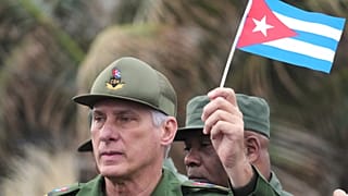 El presidente cubano Miguel Díaz-Canel durante una manifestación para protestar por el asesinato de oficiales cubanos, en La Habana, Cuba, el viernes 16 de enero de 2026.