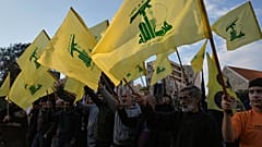 أنصار حزب الله يرفعون أعلام تنظيمهم خلال تظاهرة استنكارية خارج مقر لجنة الأمم المتحدة الاقتصادية والاجتماعية لغربي آسيا  في بيروت بلبنان