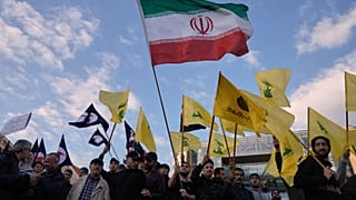 أنصار حزب الله يرفعون أعلامهم وعلم إيران في مظاهرة ضد الهجمات الإسرائيلية على لبنان، بيروت، 4 فبراير 2026.