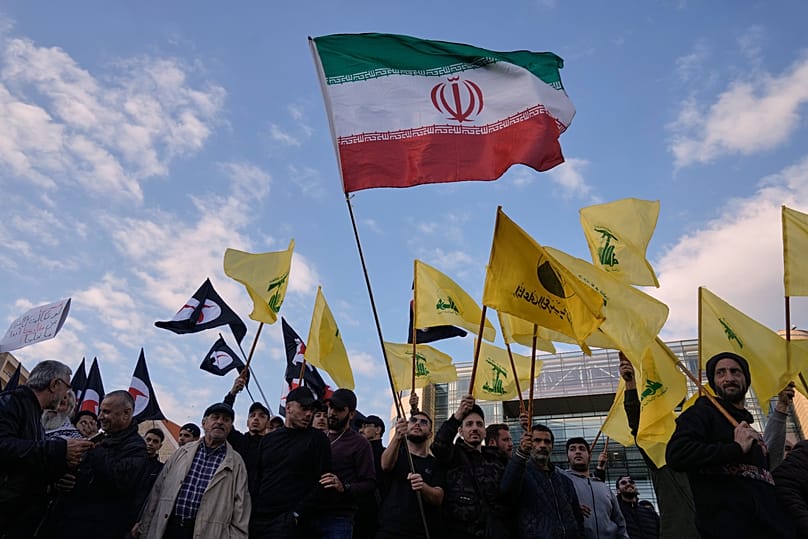 مناصرو حزب الله يرفعون أعلام خلال تظاهرة تندد بالانتهاكات الإسرائيلية في لبنان.