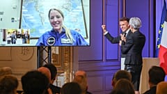 Президент Франции Эммануэль Макрон и бывший французский астронавт Клоди Эньер (справа) беседуют с французским астронавтом Софи Адено 