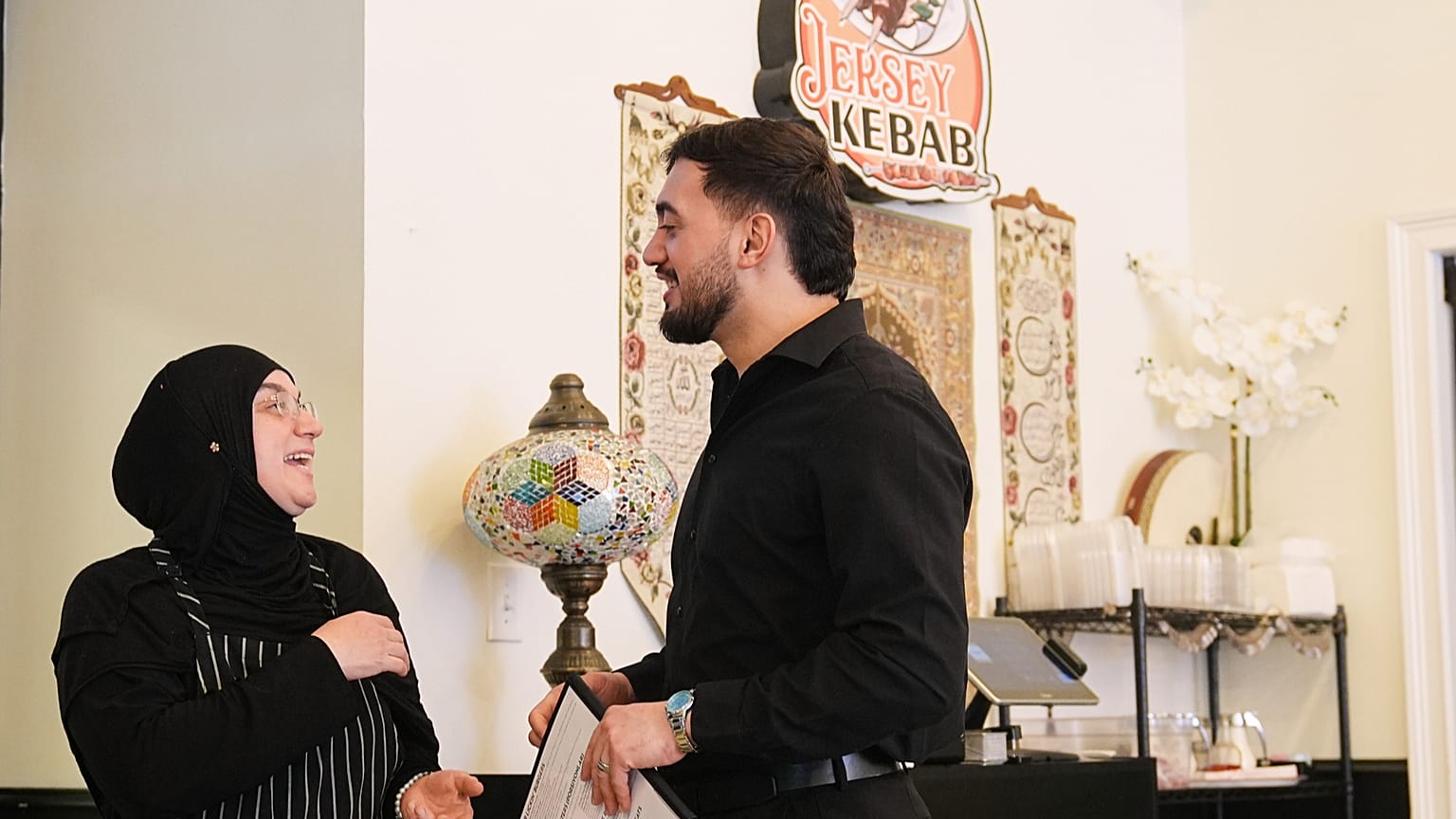 Emanet ailesi, dükkanlarında görüntüleniyor