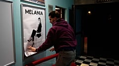 دار سينما تضع ملصقًا لعرض فيلم وثائقي عن ميلانيا ترامب، في ليوبليانا، سلوفينيا، الجمعة 30 يناير 2026.