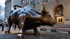 ARCHIV - Der „Charging Bull“ steht im Finanzviertel Manhattans in New York, aufgenommen am zehnten Januar 2020. (AP Photo/Mark Lennihan)