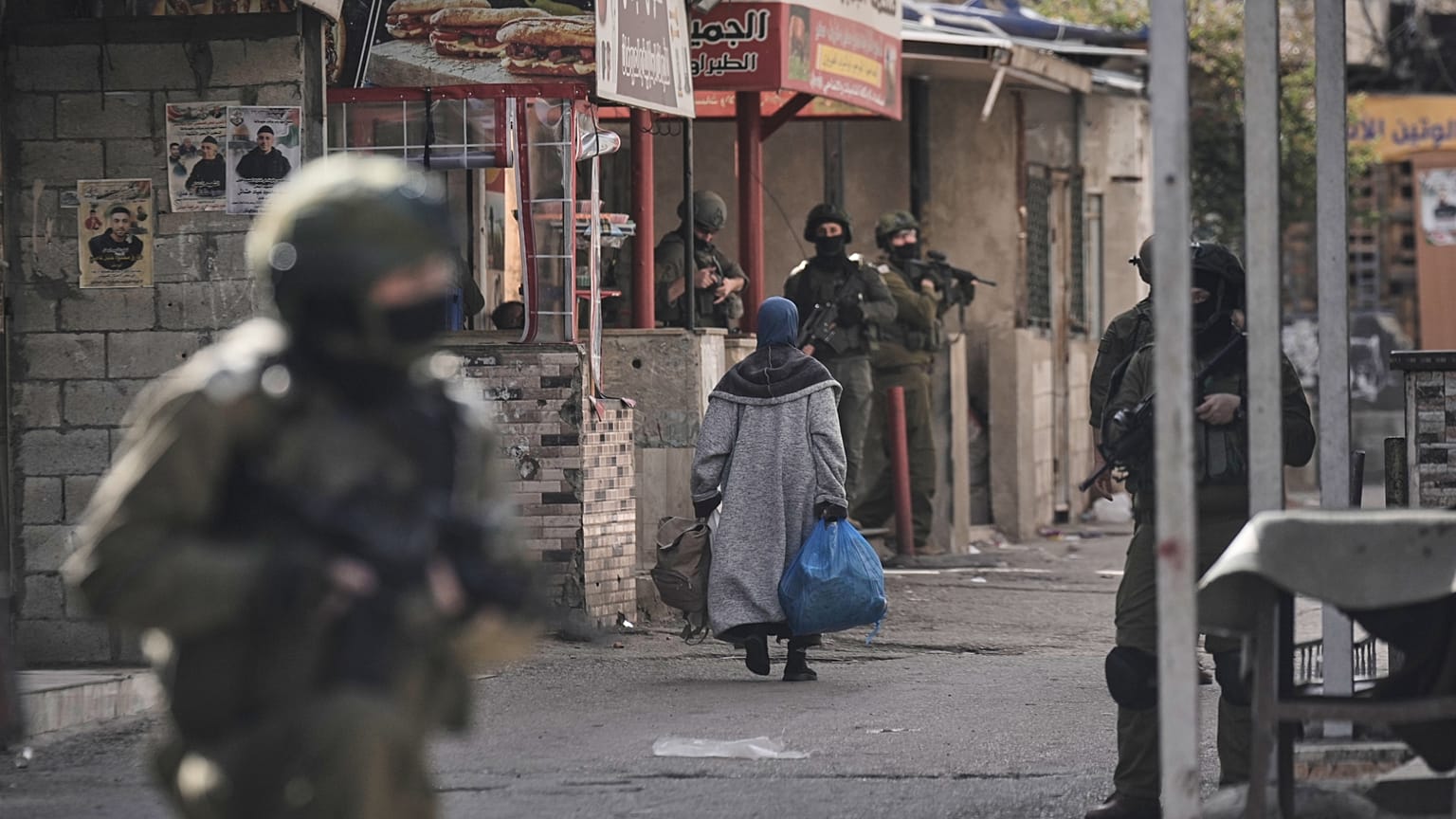 جنود من الجيش الإسرائيلي خلال عملية عسكرية في مخيم بلاطة للاجئين في الضفة الغربية، بتاريخ 1 فبراير 2026.