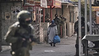 جنود من الجيش الإسرائيلي خلال عملية عسكرية في مخيم بلاطة للاجئين في الضفة الغربية، بتاريخ 1 فبراير 2026.