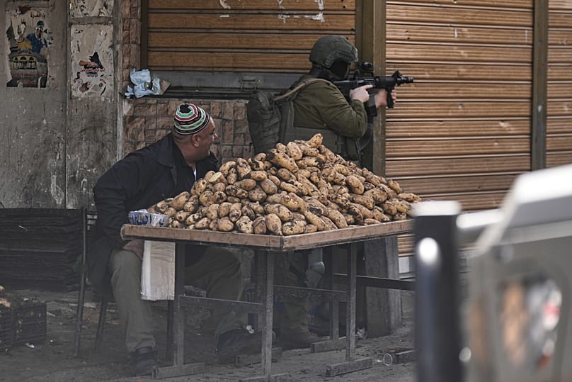 جندي إسرائيلي في سوق داخل مخيم بلاطة للاجئين بالضفة الغربية، بتاريخ 1 فبراير 2026.