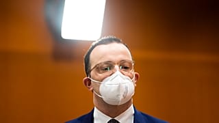 **Deutsch:**  Der deutsche Gesundheitsminister Jens Spahn trifft zur Kabinettssitzung im Bundeskanzleramt am Mittwoch, dem 24. November 2021, in Berlin ein.