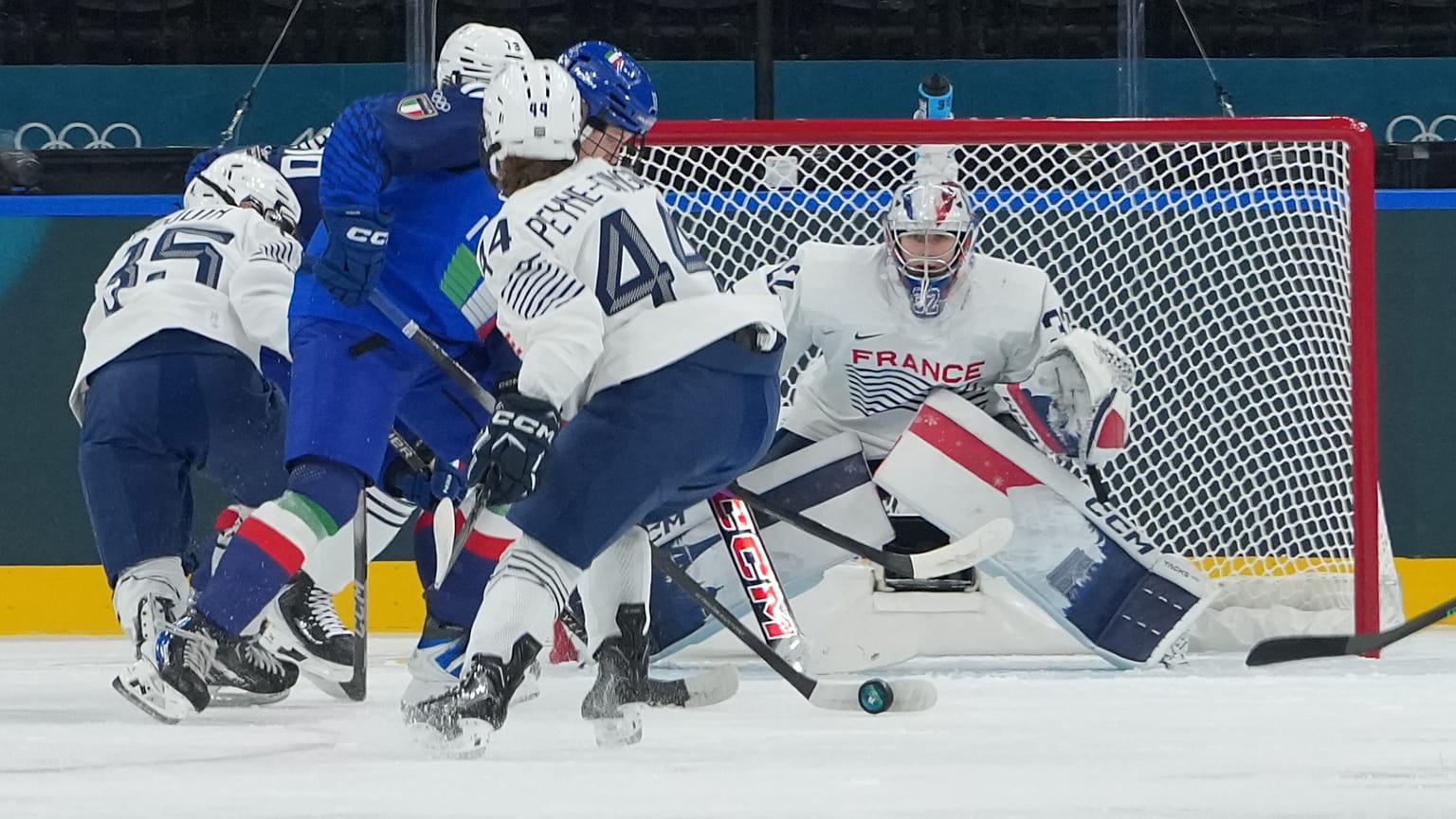 Margaux Mameri, portiere della nazionale femminile di hockey, nella prima partita del girone contro l'Italia ai Giochi di Milano-Cortina (5 febbraio 2026)