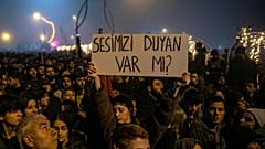 Depremin birinci yıldönümündeki bir anmadan.