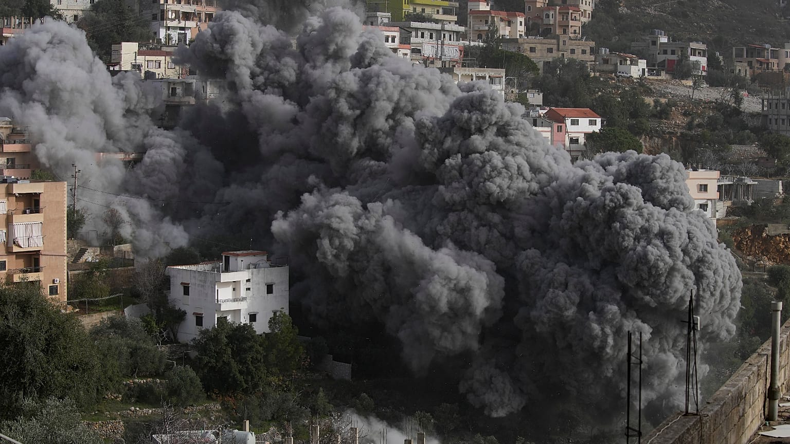 تصاعد دخان أسود من مبنى استهدفه قصف إسرائيلي في بلدة عين قانا جنوب لبنان، في 2 فبراير 2026.