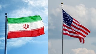 علم الولايات المتحدة (يمينًا) وعلم إيران (يساراً)