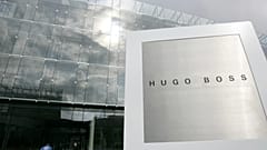 ARCHIV - Das Logo des deutschen Modekonzerns Hugo Boss AG an der Firmenzentrale in Metzingen bei Stuttgart in Südwestdeutschland am einundzwanzigsten März zweitausendsieben.