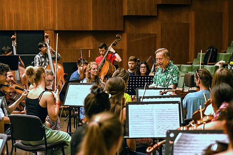 Az általa alapított Kodály Zoltán Ifjúsági Világzenekar egyik próbáján - Debrecen, 2021. augusztus 16.