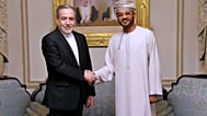يصافح وزير الخارجية الإيراني عباس عراقجي، على اليسار، نظيره العماني سيد بدر البوسعيدي خلال اجتماعهما قبيل المفاوضات بين إيران والولايات المتحدة، في مسقط،