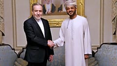 يصافح وزير الخارجية الإيراني عباس عراقجي، على اليسار، نظيره العماني سيد بدر البوسعيدي خلال اجتماعهما قبيل المفاوضات بين إيران والولايات المتحدة، في مسقط،