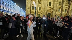 Die Balletttänzerin Nicoletta Manni trägt in Mailand nahe dem gotischen Dom die olympische Flamme für die Olympischen Winterspiele 2026.