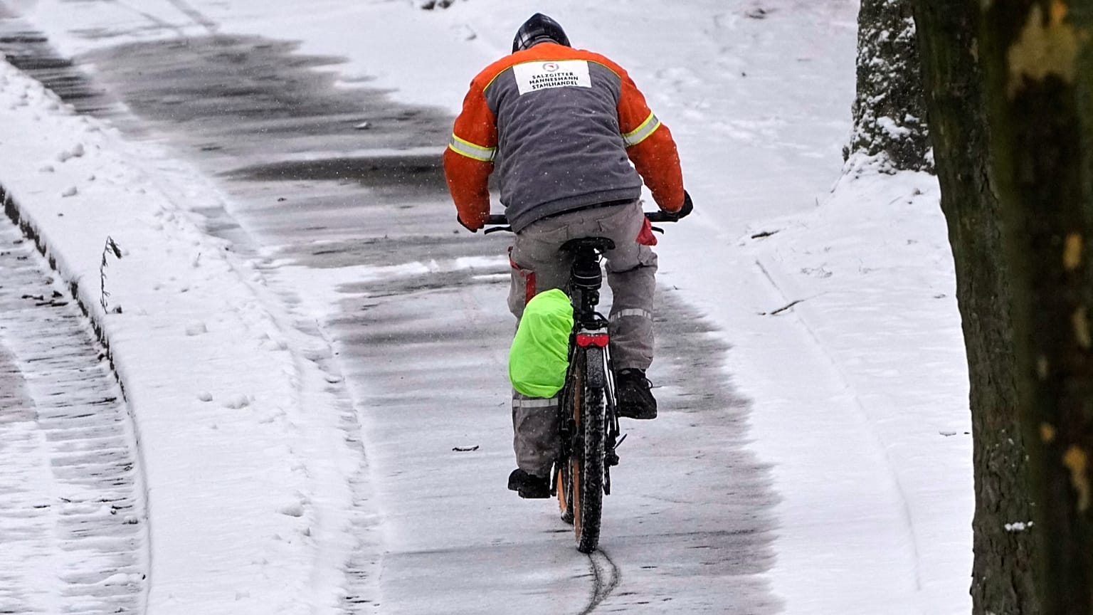 Vorischt auch auf dem Fahrrad: Das Glatteis ist für alle Verkehrsteilnehmer eine Gefahr.