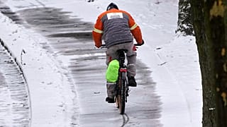 Vorischt auch auf dem Fahrrad: Das Glatteis ist für alle Verkehrsteilnehmer eine Gefahr.