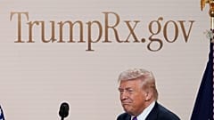 Donald Trump amerikai elnök a TrumpRx-ről szóló sajtótájékoztatón az Old Eisenhower Executive Office Building South Court Auditoriumában, 2026. február 5-én