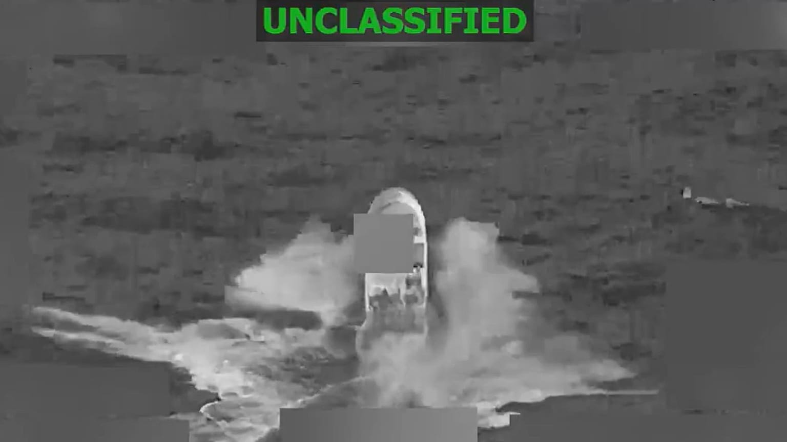 Immagine tratta dal video di una presunta narco-nave affondata nel Pacifico diffuso dal Comando Sud, 6 febbraio 2026.