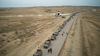 يقوم حرس الحدود العراقي بدوريات في مركبات مدرعة على طول الحدود مع سوريا، في سنجار، شمال العراق، يوم الخميس 22 يناير 2026. (صورة من وكالة أسوشيتد برس/فريد عبد الواحد)
