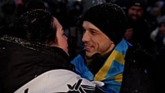 Ein freigelassener Soldat küsst seine Geliebte.