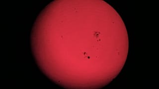 Ein gewaltiger Sonnenfleck könnte von der Erde mit bloßem Auge erkennbar sein.