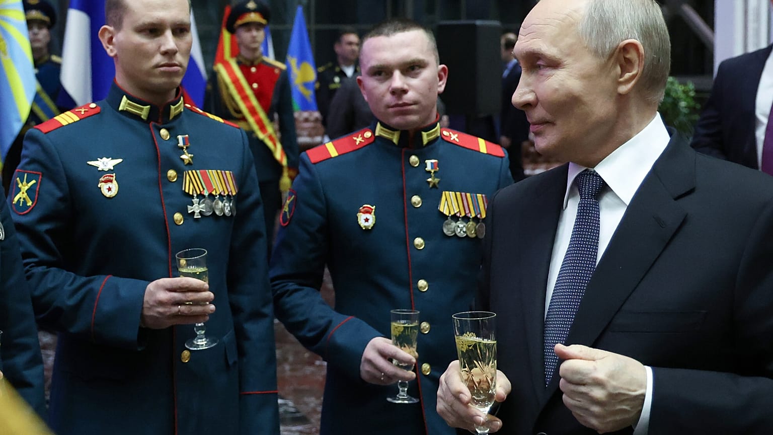 Kitüntetett orosz katonatisztek Vlagyimir Putyin elnökkel az Oroszország Hőse Aranycsillag kitüntetés átadási ünnepségén Moszkvában, 2025. december 17-én – képünk illusztráció