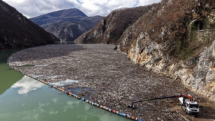 غياب الإرادة السياسية يغرق نهر درينا في البوسنة بالنفايات عاما بعد عام