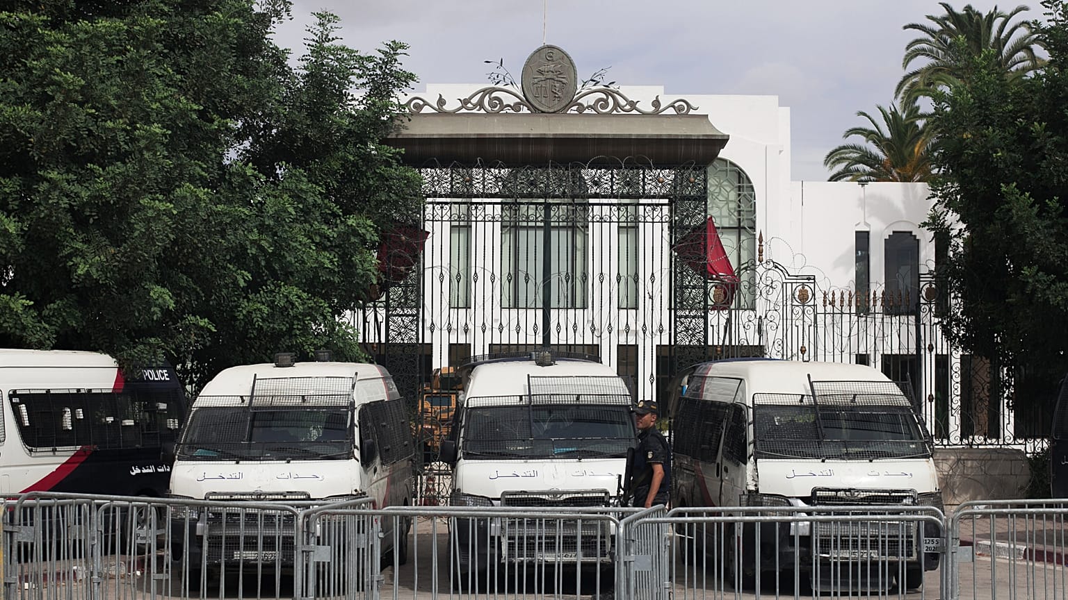 أغلقت سيارات الشرطة مدخل البرلمان التونسي في تونس، يوم الجمعة 1 أكتوبر/تشرين الأول 2021. (صورة من وكالة أسوشييتد برس/رياض دريدي)