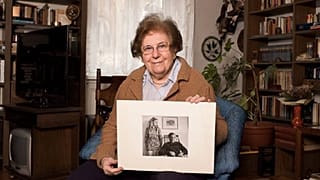 Keleti Éva otthonában, kezében egyik ikonikus, a Ruttkai-Latinovits párost ábrázoló felvételével