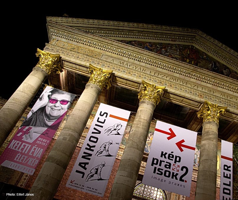 A Műcsarnok homlokzata a 2019/20-as retrospektív tárlatot hirdeti