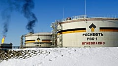 AB, Rus petrolü üzerindeki fiyat sınırlamasının geleceğini değerlendiriyor.