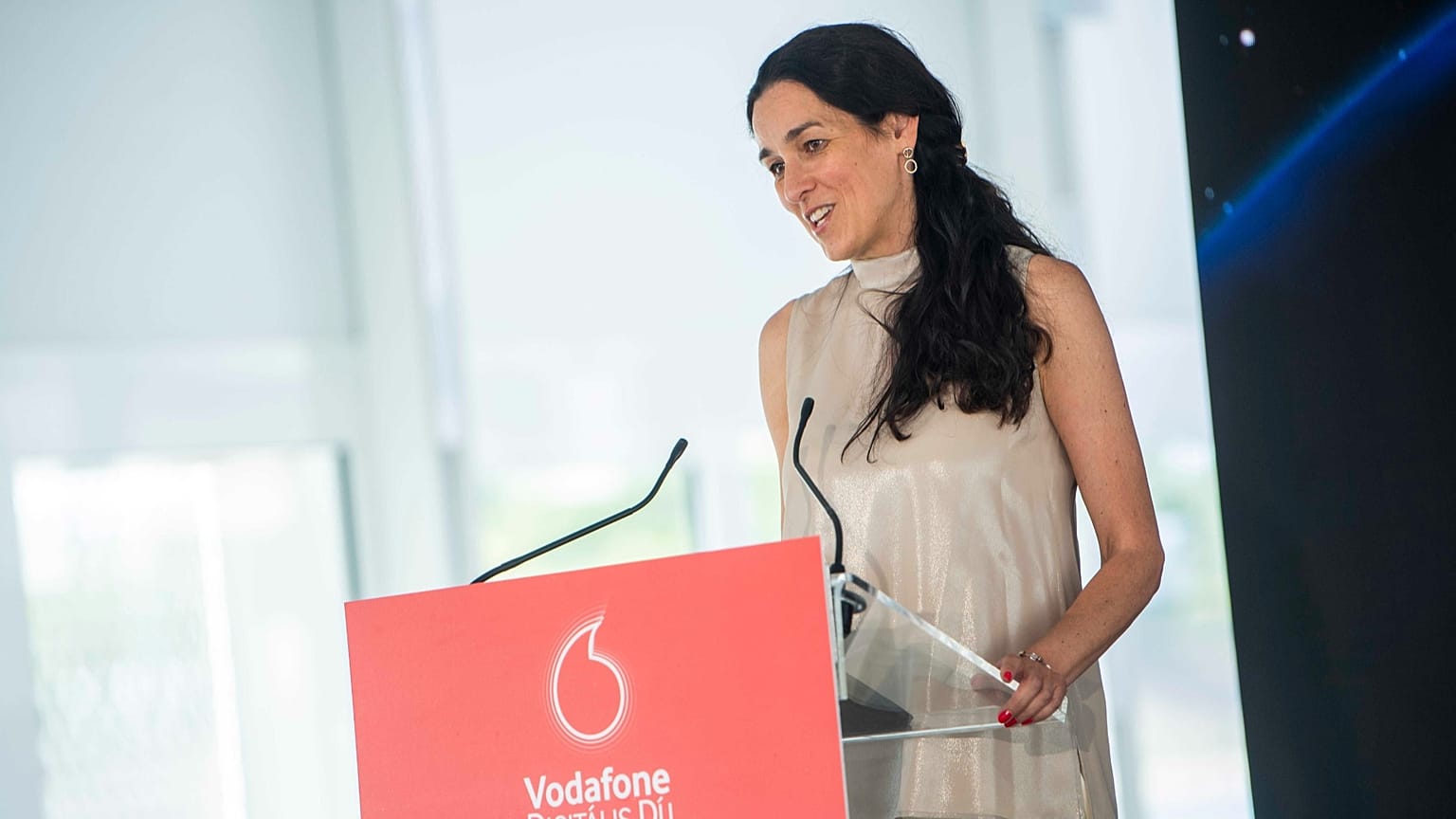 Anita Orbán, obecna liderka polityki zagranicznej partii TISZA, przemawiająca jako dyrektor Vodafone w 2022 roku.