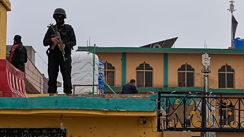 Полицейские коммандос занимают позиции на месте взрыва бомбы в шиитской мечети в Исламабаде, 6 февраля 2026 года