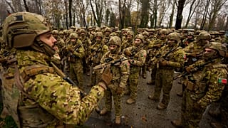 Militares de Portugal aguardam o início de um ensaio completo para o desfile do dia nacional militar a 1 de dezembro, em Bucareste, na Roménia