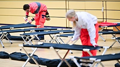 Εθελοντές στήνουν κρεβάτια στον καταυλισμό, Βερολίνο, 3 Ιανουαρίου 2025