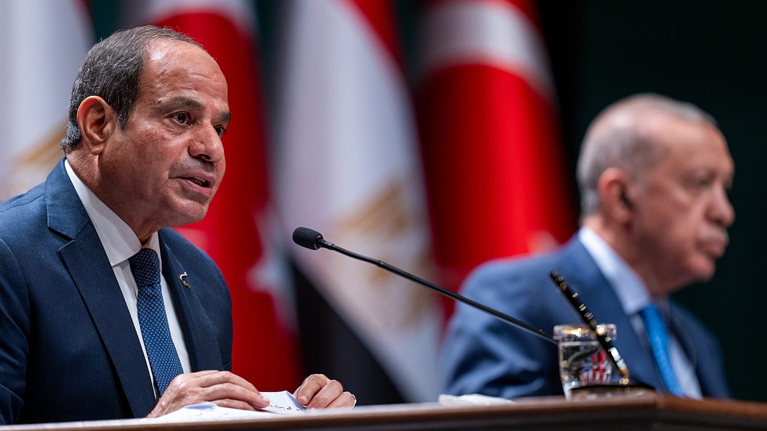 الرئيس المصري عبد الفتاح السيسي والرئيس التركي رجب طيب أردوغان خلال حفل توقيع اتفاقية ثنائية في القصر الرئاسي في أنقرة، الأربعاء 4 سبتمبر 2024