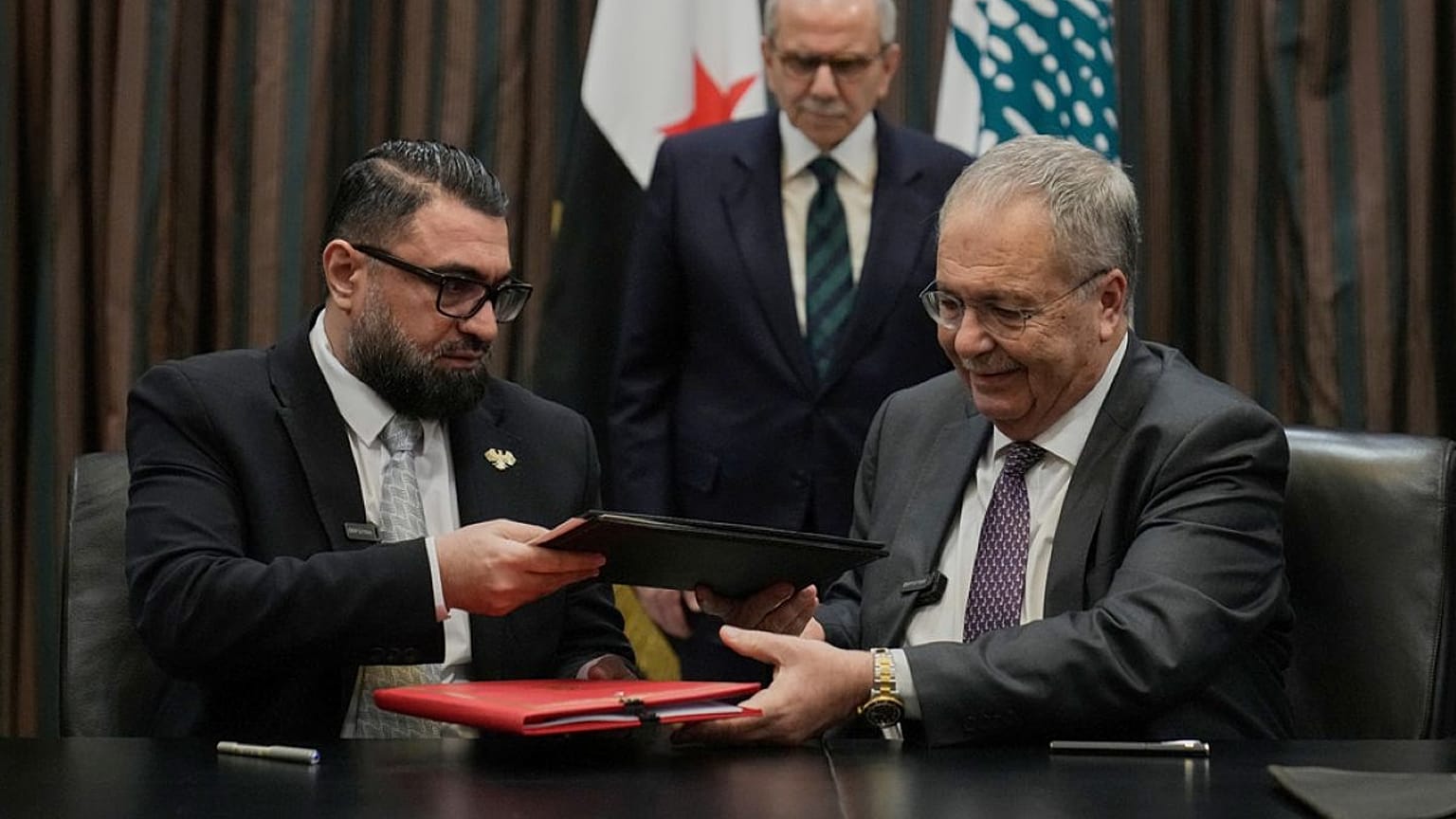  نائب رئيس الوزراء اللبناني طارق متري ووزير العدل السوري مظهر الويس بعد توقيعهما اتفاقية لنقل سجناء سوريين إلى سوريا، الجمعة 6 فبراير/شباط 2026. 