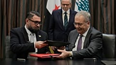  نائب رئيس الوزراء اللبناني طارق متري ووزير العدل السوري مظهر الويس بعد توقيعهما اتفاقية لنقل سجناء سوريين إلى سوريا، الجمعة 6 فبراير/شباط 2026. 