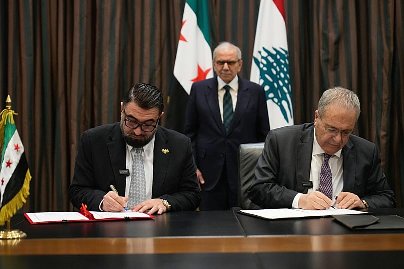  نائب رئيس الوزراء اللبناني طارق متري ووزير العدل السوري مظهر الويس بعد توقيعهما اتفاقية لنقل سجناء سوريين إلى سوريا، الجمعة 6 فبراير/شباط 2026. 