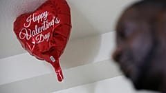 Ein "Happy Valentine's Day"-Ballon schwebt über Vernon Mandigo in einer Wohnung der Franciscan Towers.