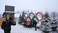 In Cortina d'Ampezzo posieren Besucher vor dem Olympia-Emblem für Fotos, knapp zwei Jahre vor den Winterspielen Milano Cortina 2026.