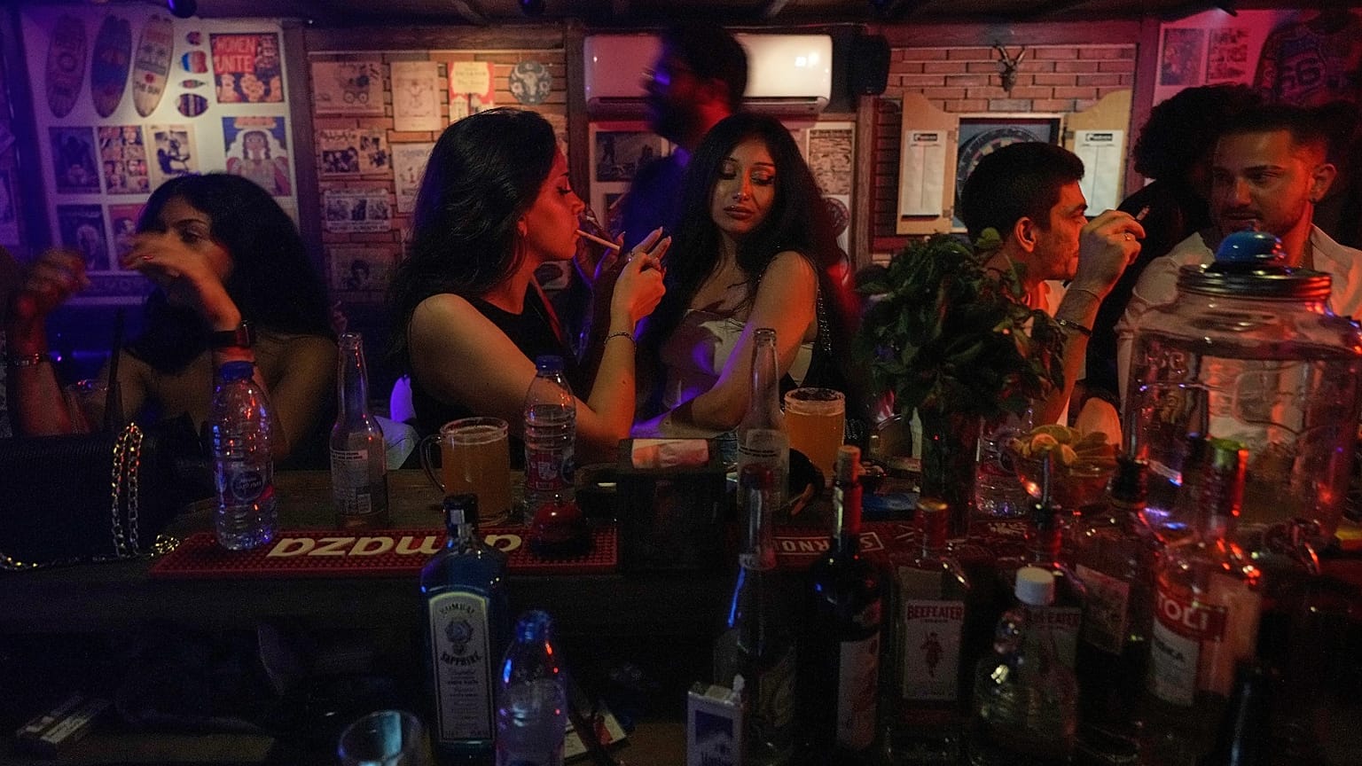 يتجمع الناس في أحد الحانات أثناء استمتاعهم بالليلة الأولى من عطلة نهاية الأسبوع في دمشق، سوريا، 3 أكتوبر 2025. 